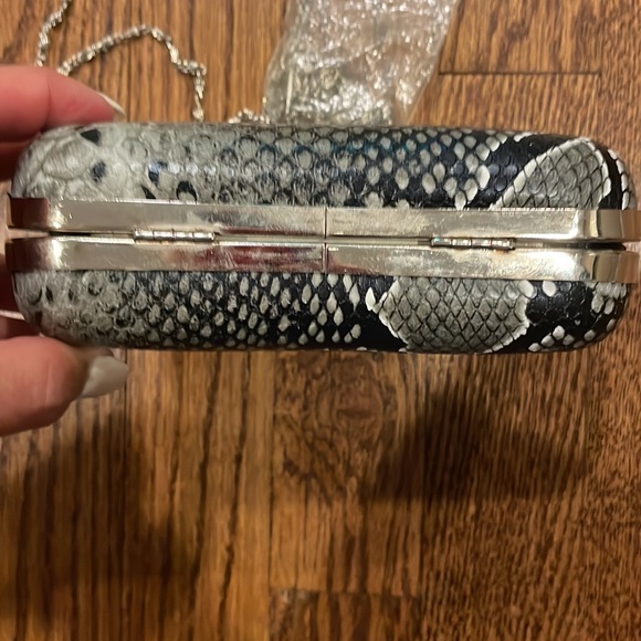 Snakeskin faux clutch black and grey with Crystal skull latch and 2 chains - Picture 5 of 5